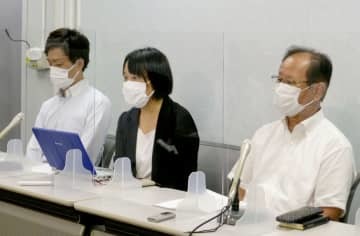 和解成立後に記者会見する村松昭夫弁護士（右）ら＝23日午前、大阪市