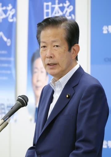 記者会見する公明党の山口代表＝23日午前、国会