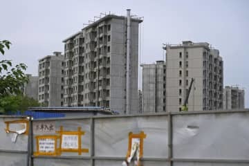 北京市内で建設中のマンション＝7月（共同）