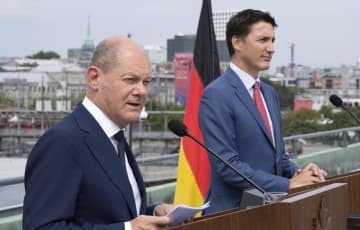 記者会見するドイツのショルツ首相（左）とカナダのトルドー首相＝22日、モントリオール（AP＝共同）