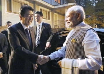 2018年、自身の別荘にインドのモディ首相（右）を招いた安倍氏＝山梨県鳴沢村（内閣広報室提供）