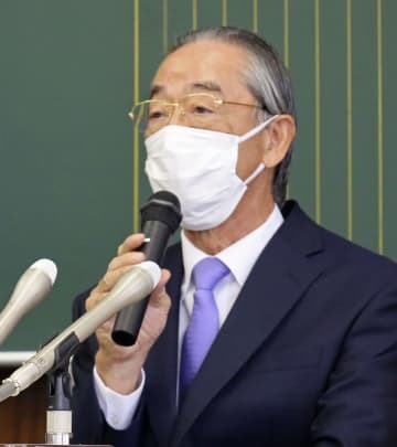 記者会見する崇城大の中山峰男学長＝24日午前、熊本市