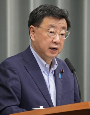 記者会見する松野官房長官＝24日午前、首相官邸