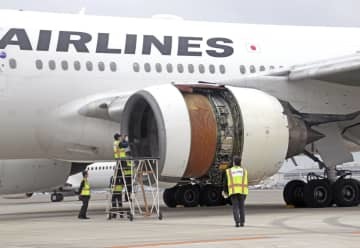 エンジントラブルが発生した日航機＝2020年12月、那覇空港