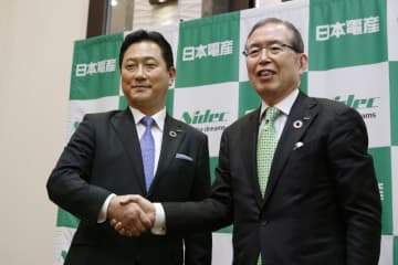 2020年2月、握手を交わす日本電産の関潤氏（左）と永守重信氏＝京都市