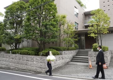 四十九日法要が営まれた安倍元首相の自宅＝25日午前、東京都渋谷区