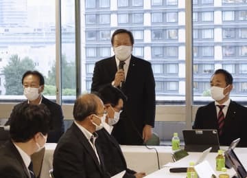 防衛省の概算要求についての自民党会合であいさつする浜田防衛相（中央）＝25日午後、東京・永田町の党本部