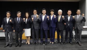 立憲民主党の両院議員総会を終え、記念写真に納まる（左から）大串選対委員長、安住国対委員長、（1人おいて）岡田幹事長、泉代表、西村代表代行、逢坂代表代行、長妻政調会長ら＝26日午前、国会