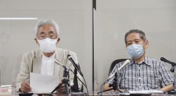 記者会見する梓沢和幸弁護士（左）ら＝26日午後、東京・霞が関の司法記者クラブ
