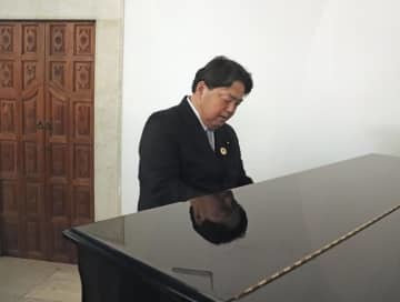 ピアノを演奏する林外相＝26日、チュニス近郊（共同）