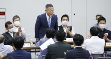 日本維新の会の新代表に選出され拍手を受ける馬場伸幸氏（左から3人目）。左端は松井一郎前代表、右端は吉村洋文副代表＝27日午後、大阪市
