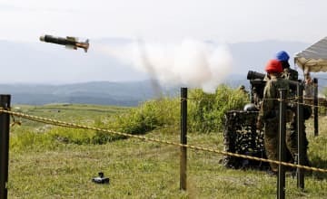 「01式軽対戦車誘導弾」を発射する陸上自衛隊員＝28日午前、熊本県山都町の陸上自衛隊大矢野原演習場