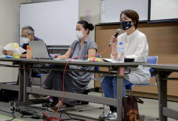 広島市で開かれた学習会で、朝鮮学校の現状について報告する朴陽子さん（右）＝28日午後