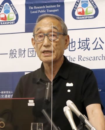 記者会見する地域公共交通総合研究所の小嶋光信代表理事＝29日午後、岡山市