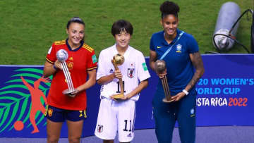 18歳の日本女子選手に頭ポンポン！U-20女子W杯でバズった「感動シーン」がこちら