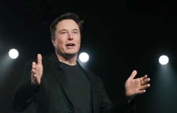 米テスラのイーロン・マスクCEO＝2019年3月、米カリフォルニア州（AP＝共同）