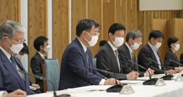 東京電力福島第1原発の処理水処分に関する関係閣僚会議で、あいさつする松野官房長官（左から2人目）＝30日午前、首相官邸