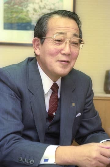 インタビューに答える京セラ会長時代の稲盛和夫さん＝1992年2月