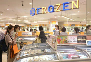 イオンリテールの冷凍食品専門店「＠FROZEN」の売り場＝30日午前、千葉県浦安市