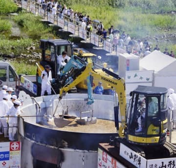 山形市の恒例行事で、大鍋による調理が名物の「日本一の芋煮会フェスティバル」＝2019年9月