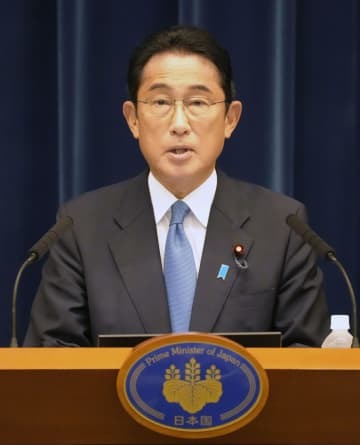 新型コロナウイルス感染による療養期間を終え、記者会見する岸田首相＝31日午前、首相官邸