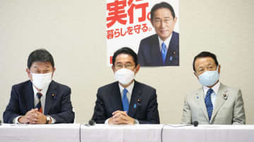 自民党の役員会に臨む（左から）茂木幹事長、岸田首相、麻生副総裁＝31日午前、東京・永田町の党本部