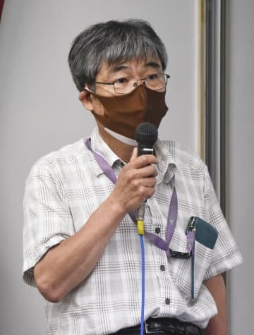 NPT再検討会議からの帰国報告を行う「全国被爆二世団体連絡協議会」の崎山昇会長＝31日午後、長崎市