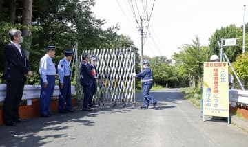福島県浪江町の特定復興再生拠点区域で開放されたゲート＝1日午前9時
