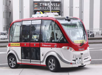 電気自動車の自動運転実証実験で使用するナビヤ社製の小型バス「アルマ」＝1日午後、名古屋市