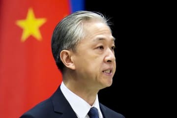 記者会見する中国外務省の汪文斌副報道局長＝1日、北京（共同）
