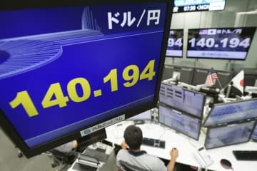 1ドル＝140円台の円相場を示すモニター＝2日午前、東京・東新橋の外為どっとコム