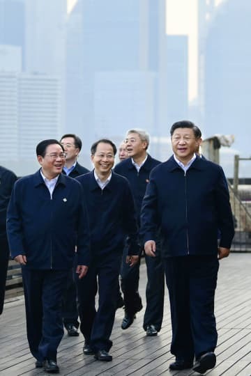 中国上海市を視察する習近平国家主席（右端）。手前左は上海市トップの李強・市共産党委員会書記＝2019年11月（新華社＝共同）