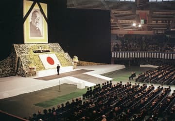 1967年10月31日、吉田茂元首相の国葬で弔辞を述べる佐藤栄作首相＝東京・日本武道館