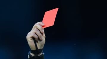 「前代未聞」 試合中に放尿したGK、一発レッドで退場