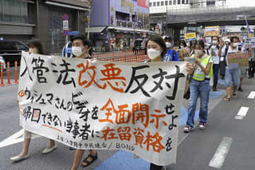 入管難民法改正案の再提出に反対し、デモ行進する参加者＝4日午後、東京都台東区