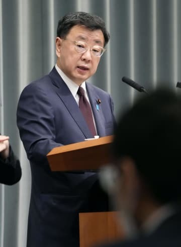 記者会見する松野官房長官＝5日午前、首相官邸