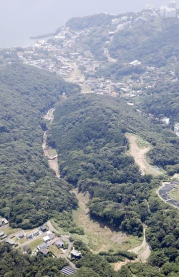 静岡県熱海市の大規模土石流の起点付近（手前）。上は熱海市の市街地＝7月2日