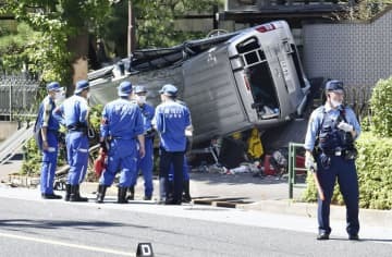 事故で歩道に乗り上げたワゴン車＝6日午前10時20分、東京都江戸川区