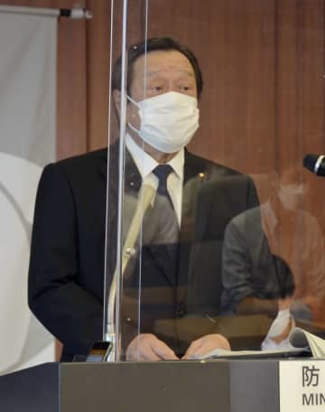記者会見で質問に答える浜田防衛相＝6日午前、防衛省