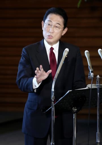 記者団の取材に応じる岸田首相＝6日午後、首相官邸