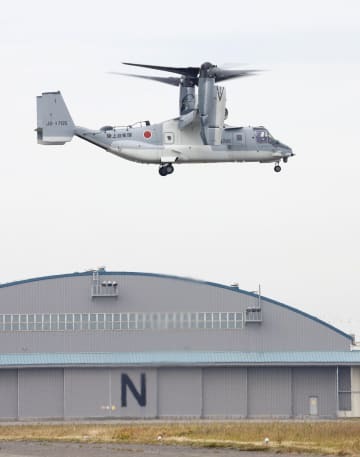 陸上自衛隊木更津駐屯地で飛行する輸送機V22オスプレイ＝2020年11月、千葉県木更津市