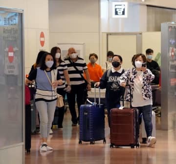 羽田空港に到着した国際線利用客＝7日午前