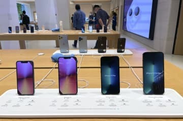 アップルのスマートフォン「iPhone（アイフォーン）」の新型「13」シリーズの4機種＝2021年9月、東京都内