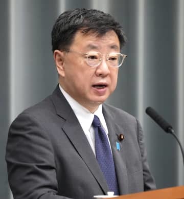 記者会見する松野官房長官＝7日午前、首相官邸