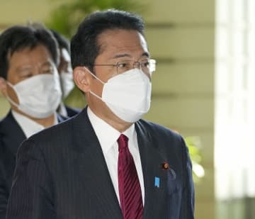 6日、首相官邸に入る岸田首相