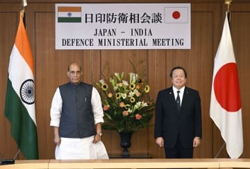 会談に臨むインドのシン国防相（左）と浜田防衛相＝8日午前、防衛省（代表撮影）