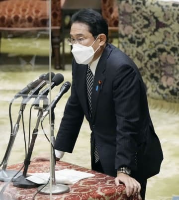 衆院議運委で答弁する岸田首相＝8日午後