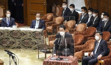 衆院議運委で答弁する岸田首相＝8日午後