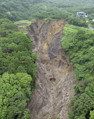 静岡県熱海市伊豆山で発生した大規模な土石流の起点付近＝2021年7月（同県提供）