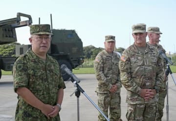 記者会見する陸上自衛隊の吉田圭秀陸上幕僚長（手前左）と米太平洋陸軍のフリン司令官（同右）＝8日午後、鹿児島県奄美市の陸自奄美駐屯地